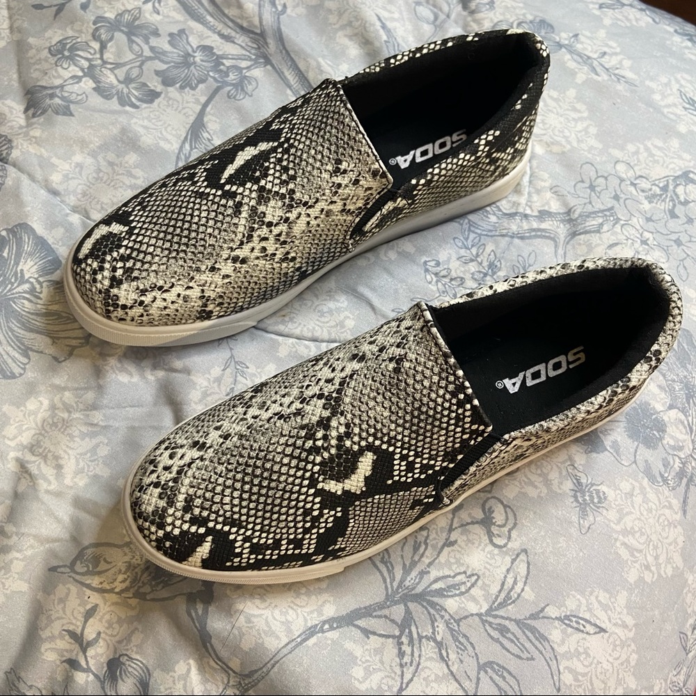 Soda snake print slip on sneakers sz 6M